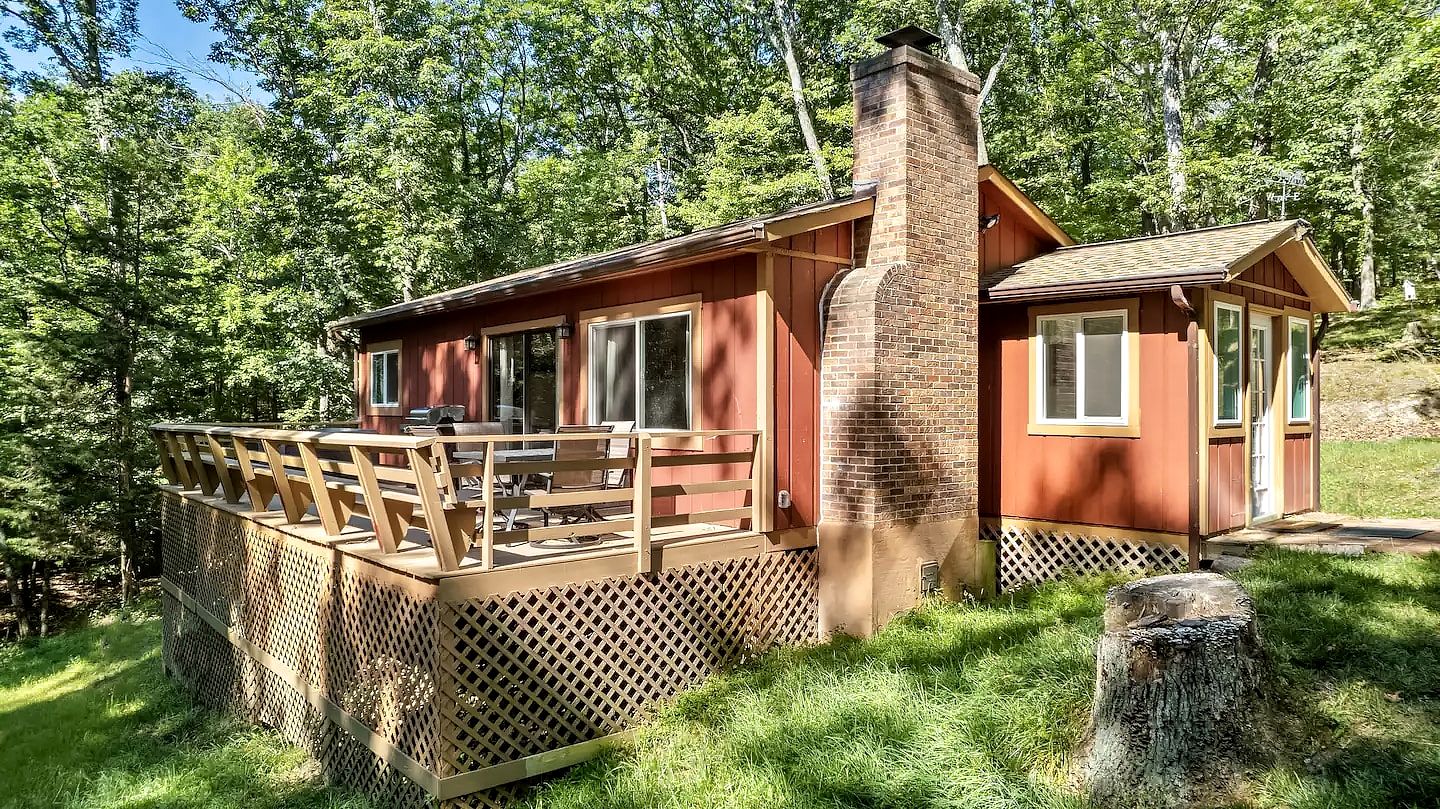Secluded Pet Friendly Wooden Cabin in Mount Jackson, Virginia