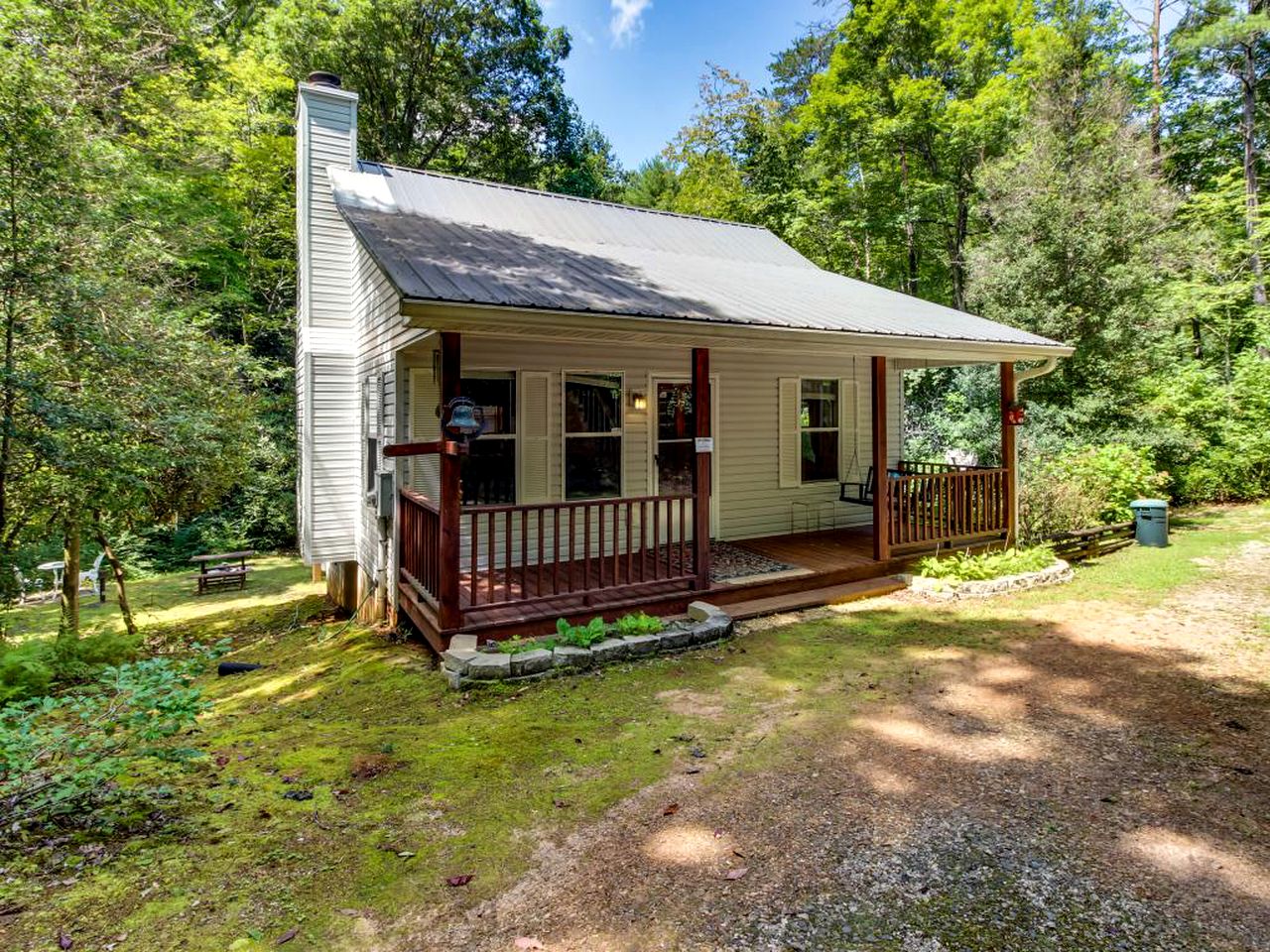 cabin-with-hot-tub-in-helen-georgia