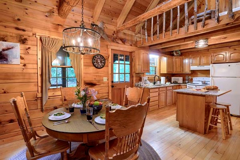 Cozy Log Cabin for an Ohio Outdoor Adventure near Hocking Hills State Park | Cabins (New Plymouth, Ohio, United States of America)