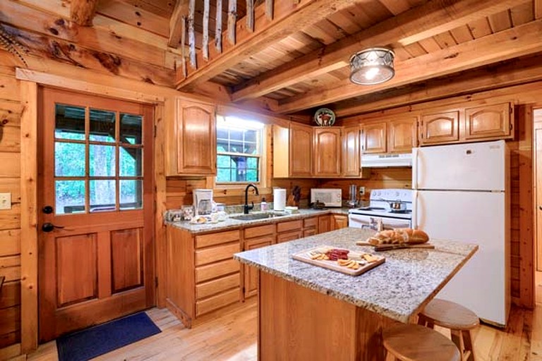 Cozy Log Cabin for an Ohio Outdoor Adventure near Hocking Hills State Park | Cabins (New Plymouth, Ohio, United States of America)