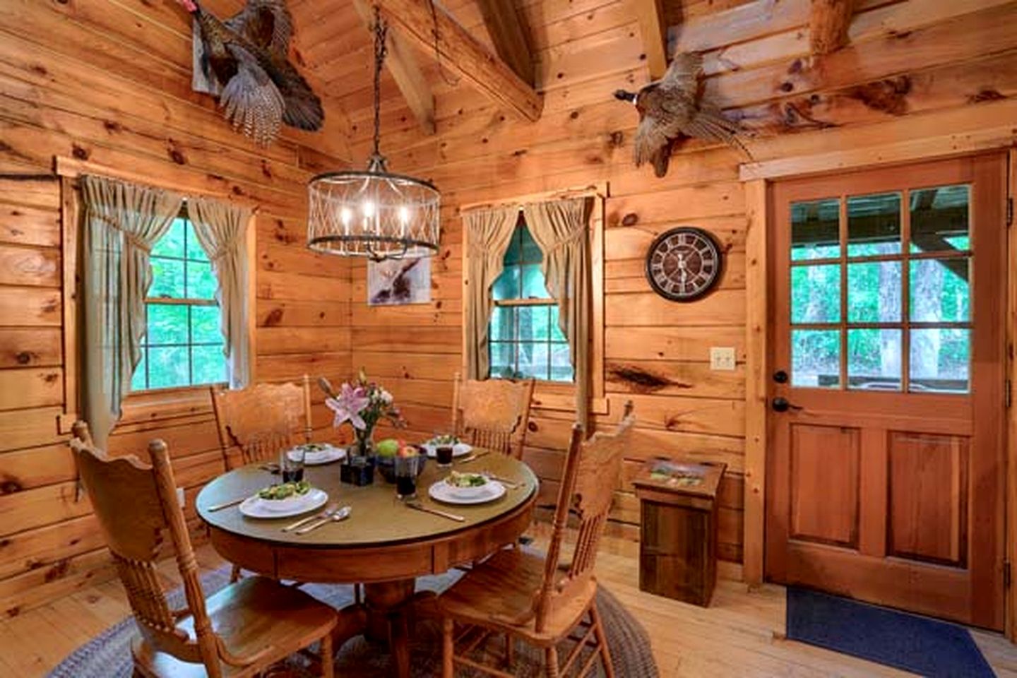 Cozy Log Cabin for an Ohio Outdoor Adventure near Hocking Hills State Park