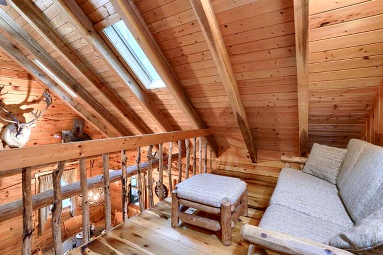 Cozy Log Cabin for an Ohio Outdoor Adventure near Hocking Hills State Park | Cabins (New Plymouth, Ohio, United States of America)