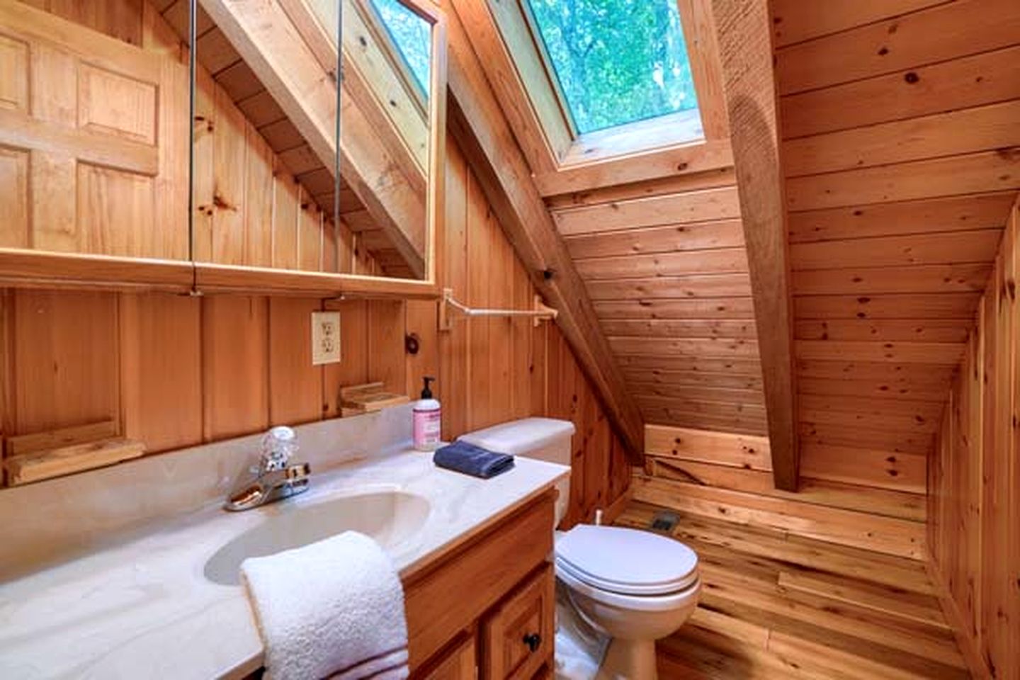 Cozy Log Cabin for an Ohio Outdoor Adventure near Hocking Hills State Park