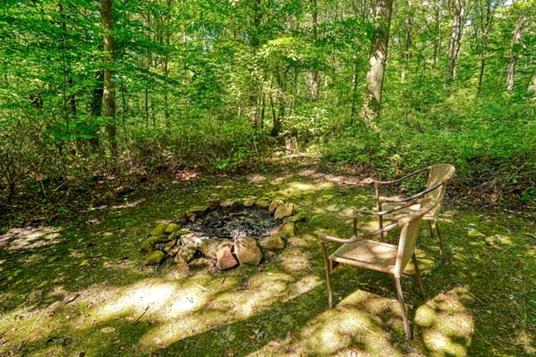 Cozy Log Cabin for an Ohio Outdoor Adventure near Hocking Hills State Park | Cabins (New Plymouth, Ohio, United States of America)