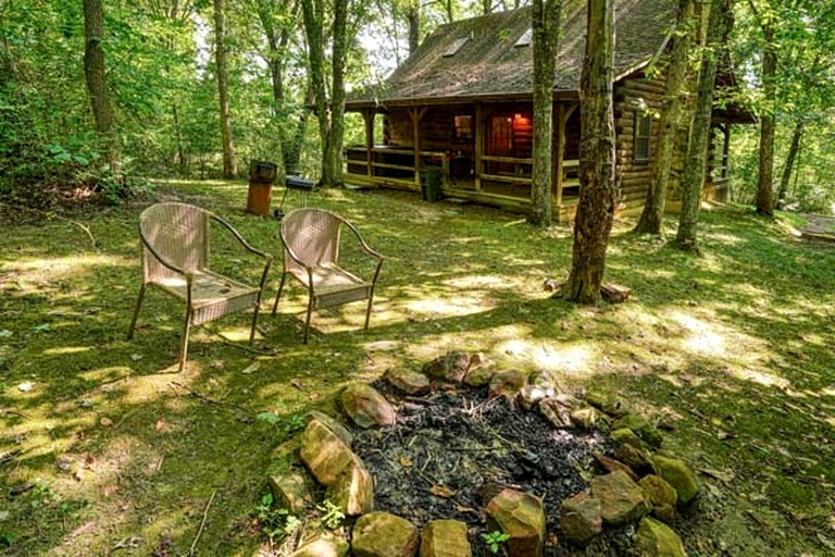 Cozy Log Cabin for an Ohio Outdoor Adventure near Hocking Hills State Park | Cabins (New Plymouth, Ohio, United States of America)