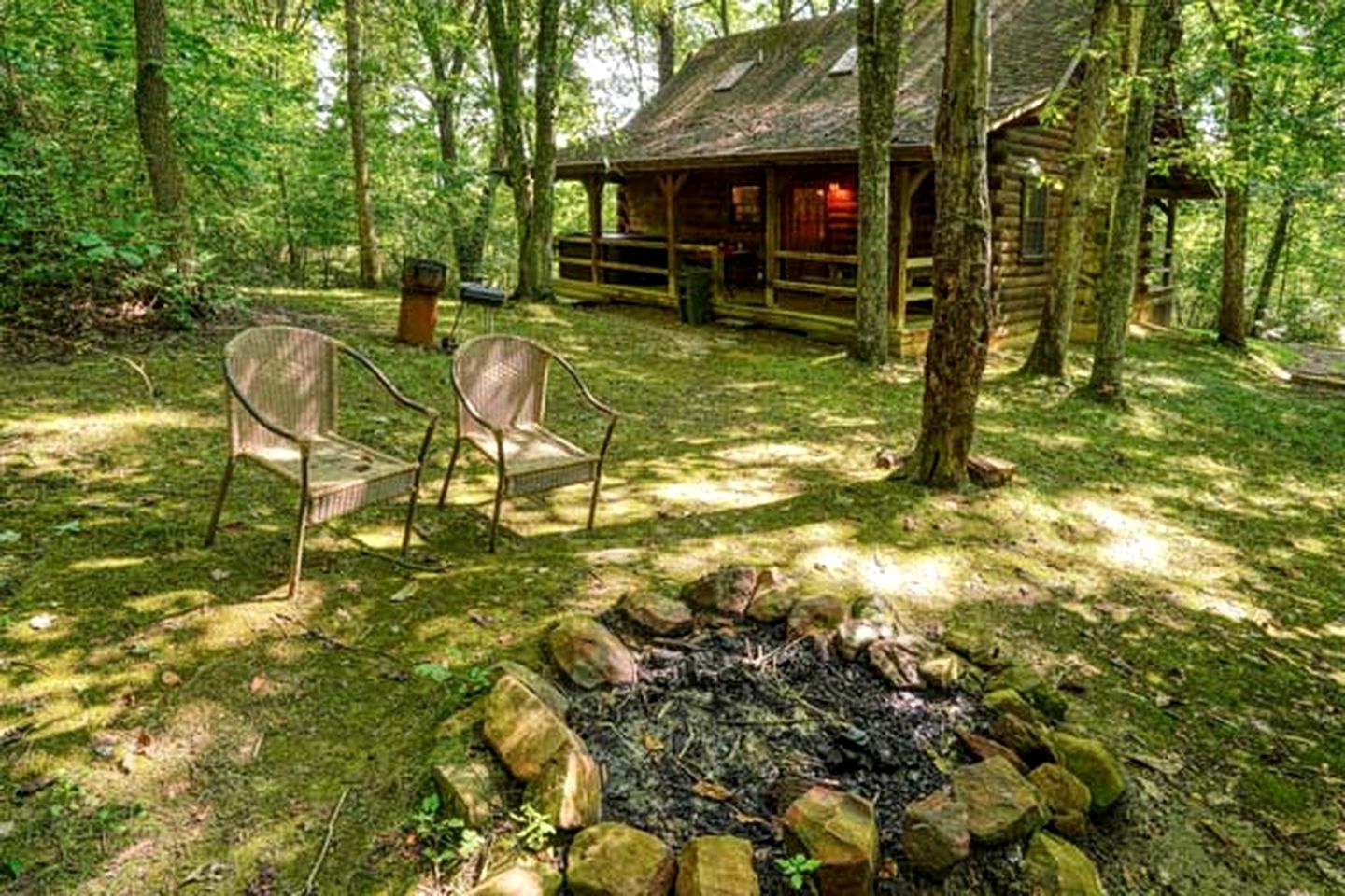 Cozy Log Cabin for an Ohio Outdoor Adventure near Hocking Hills State Park