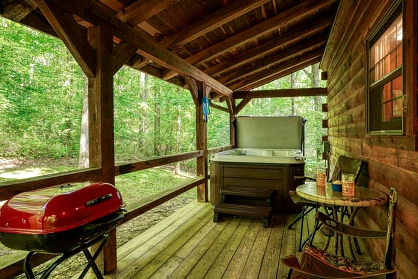 Cozy Log Cabin for an Ohio Outdoor Adventure near Hocking Hills State Park