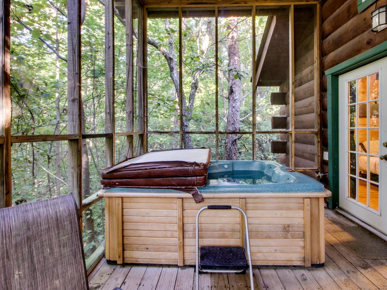 Secluded Cabin with a Hot Tub in the Mountains of Helen,