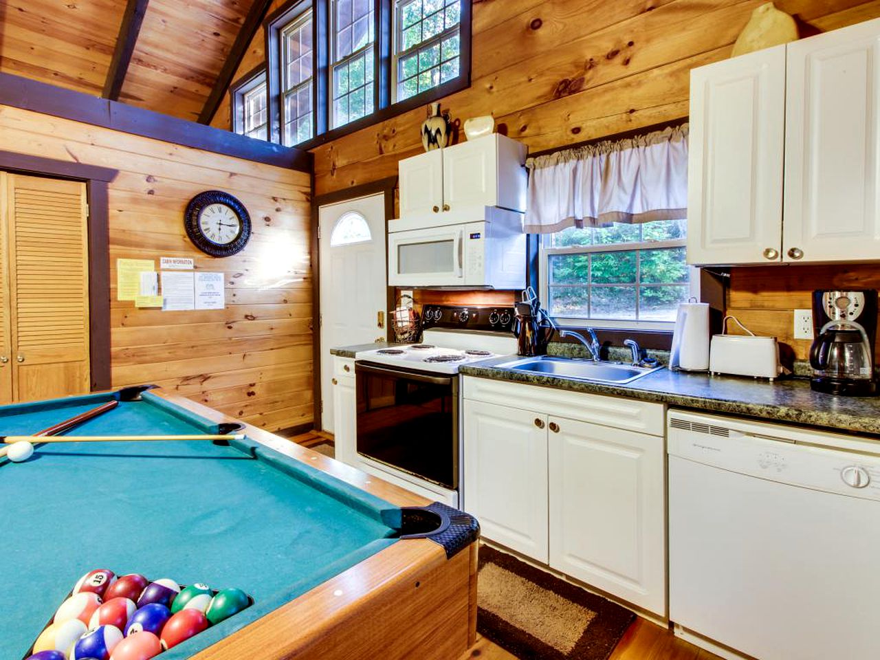 Secluded Cabin with a Hot Tub in the Mountains of Helen,