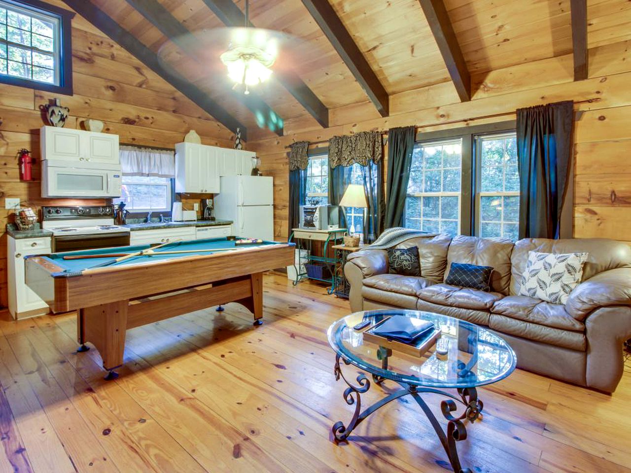 Secluded Cabin with a Hot Tub in the Mountains of Helen,