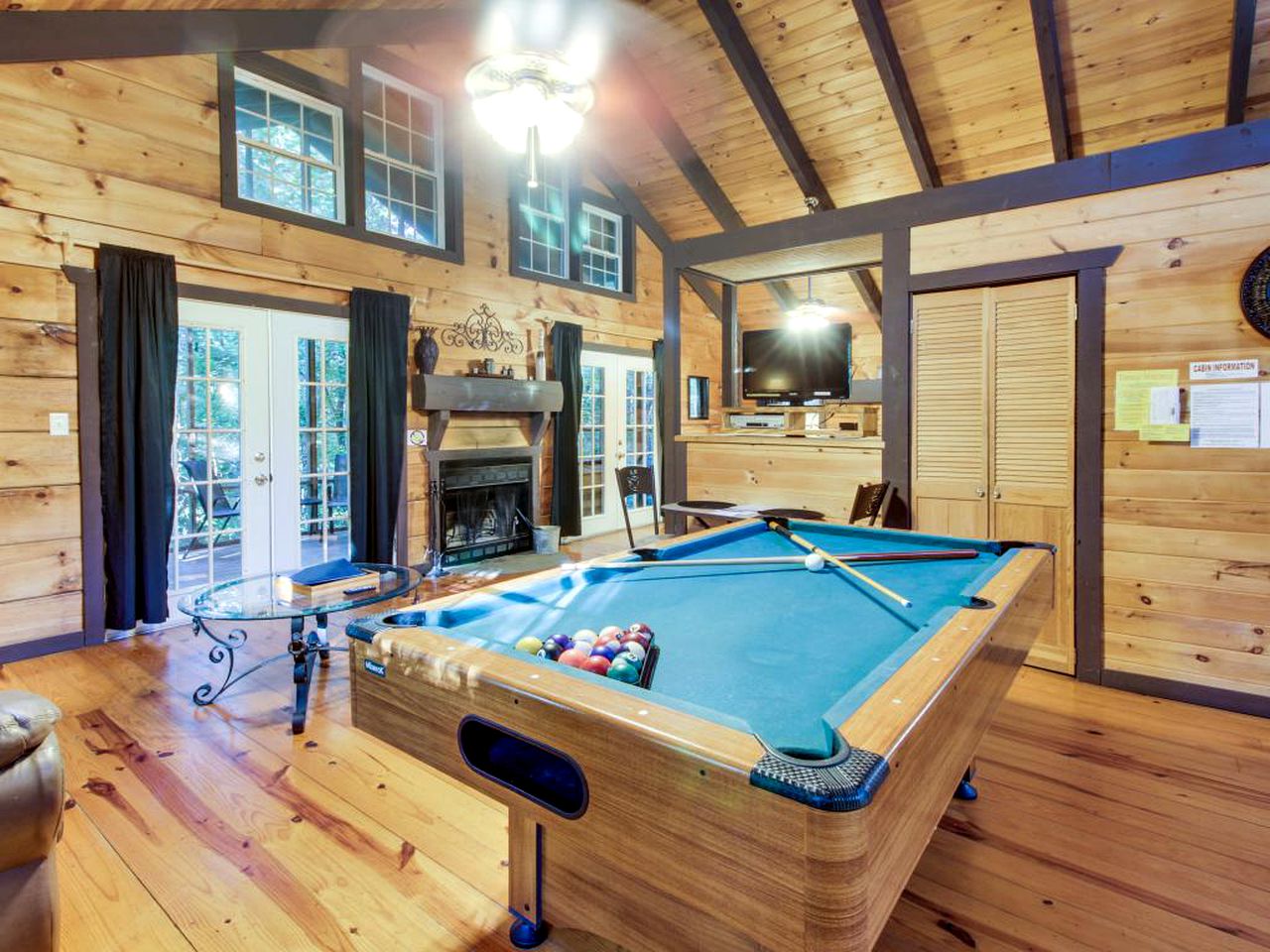 Secluded Cabin with a Hot Tub in the Mountains of Helen,
