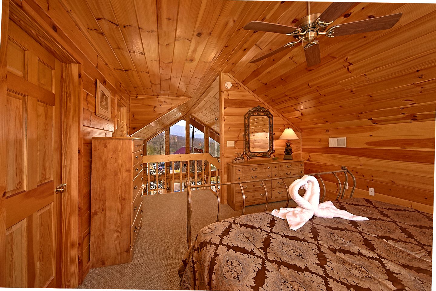 Amazing Cabin with a Hot Tub and Views of Mt. LeConte in Sevierville, East Tennessee