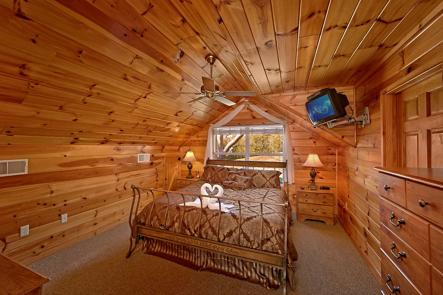 Amazing Cabin with a Hot Tub and Views of Mt. LeConte in Sevierville, East Tennessee