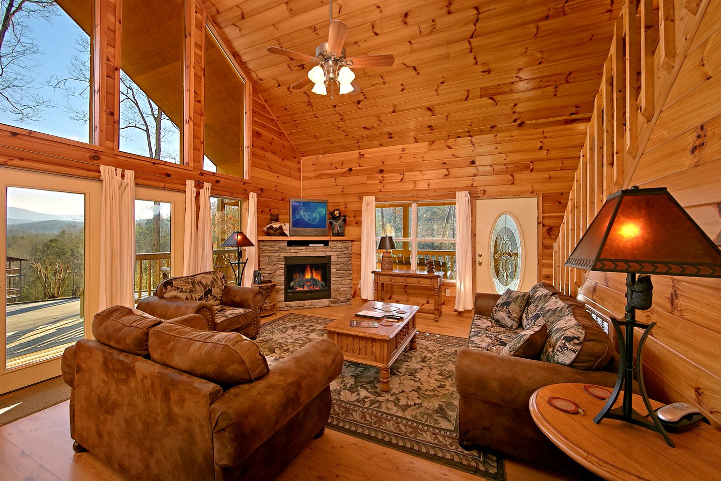 Amazing Cabin with a Hot Tub and Views of Mt. LeConte in Sevierville, East Tennessee