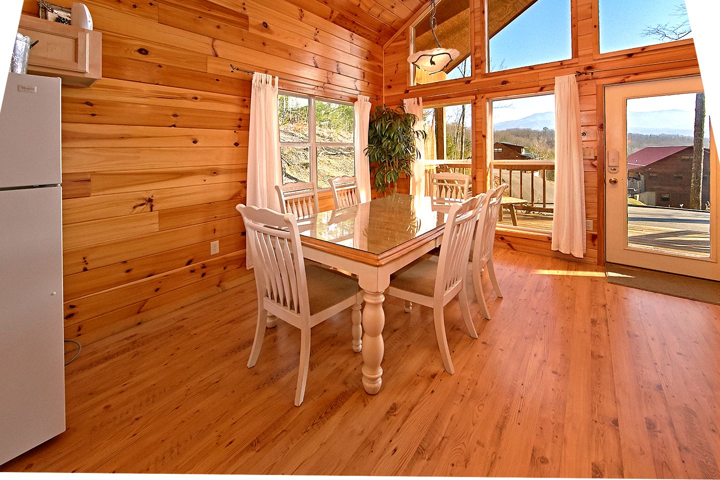 Amazing Cabin with a Hot Tub and Views of Mt. LeConte in Sevierville, East Tennessee