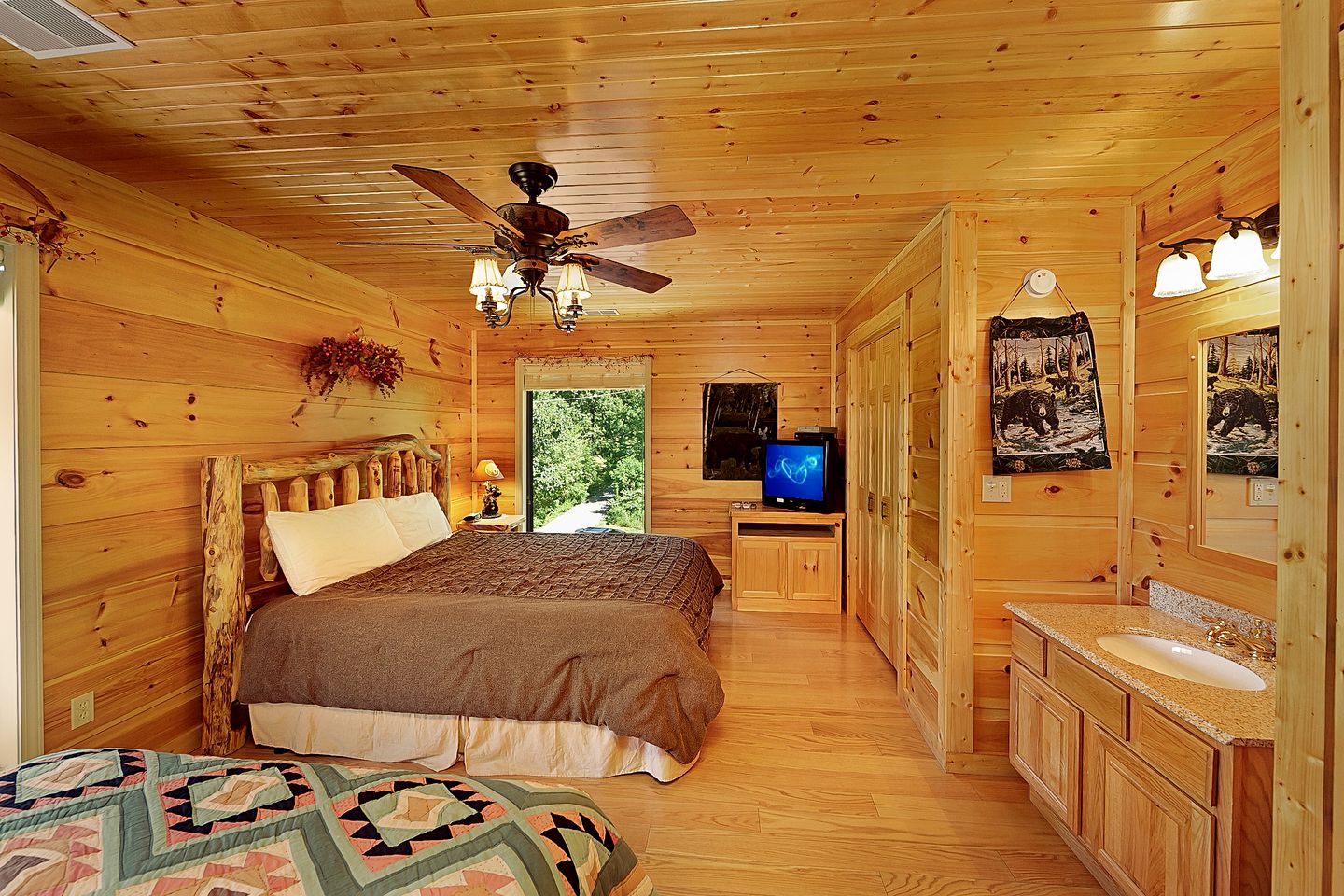 Spacious Cabin near Gatlinburg for a Group Getaway in Tennessee