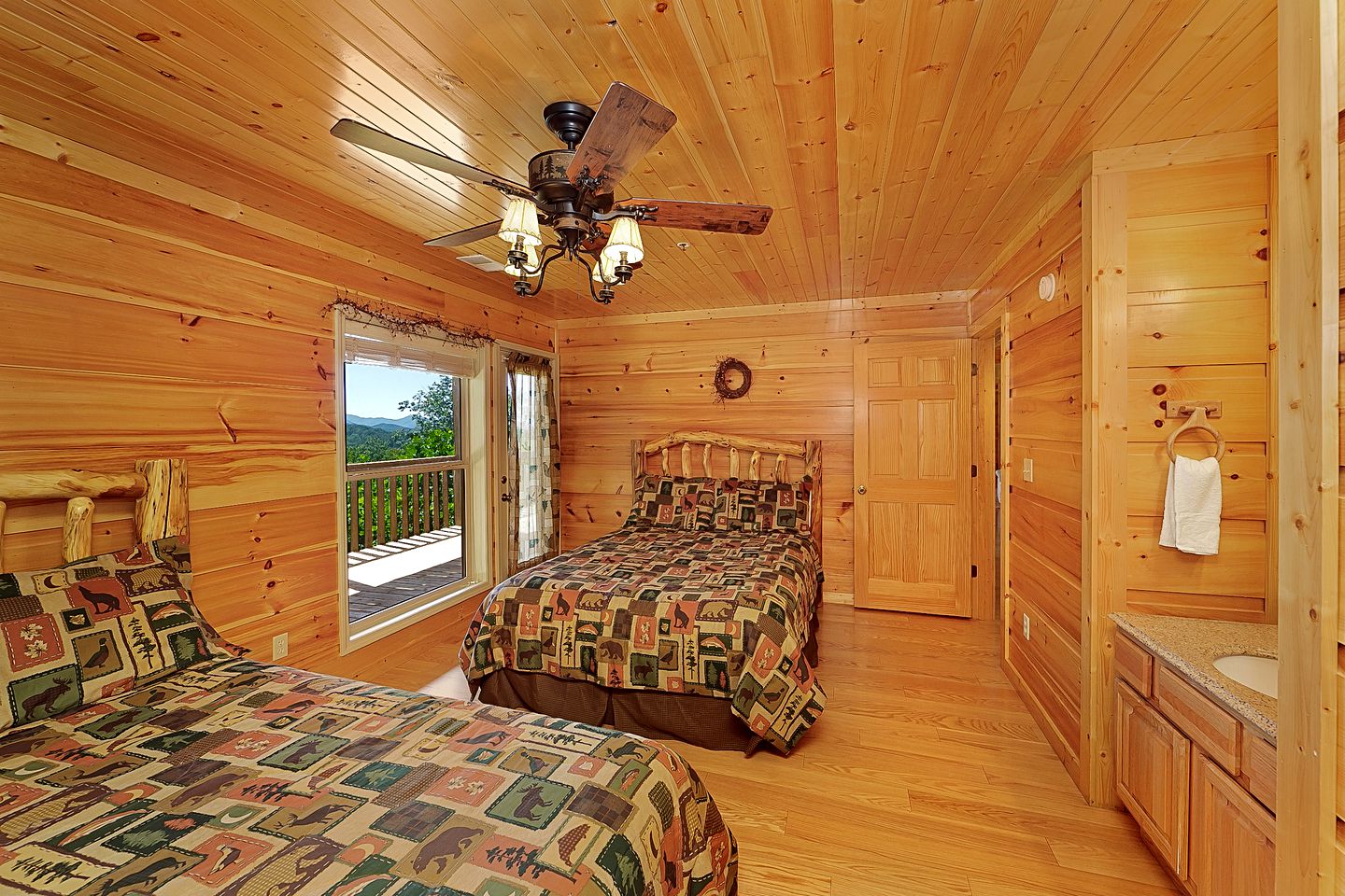 Spacious Cabin near Gatlinburg for a Group Getaway in Tennessee