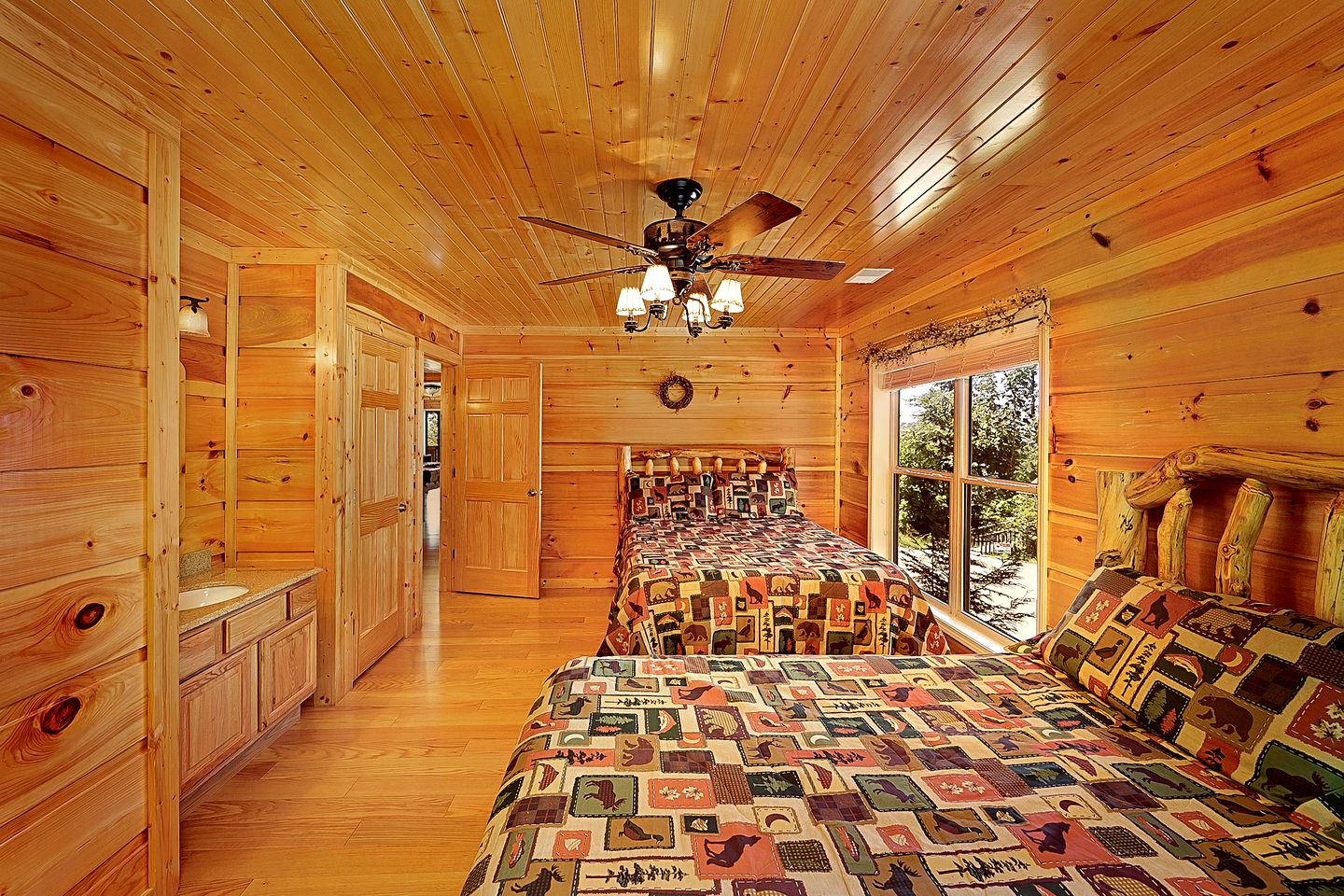 Spacious Cabin near Gatlinburg for a Group Getaway in Tennessee