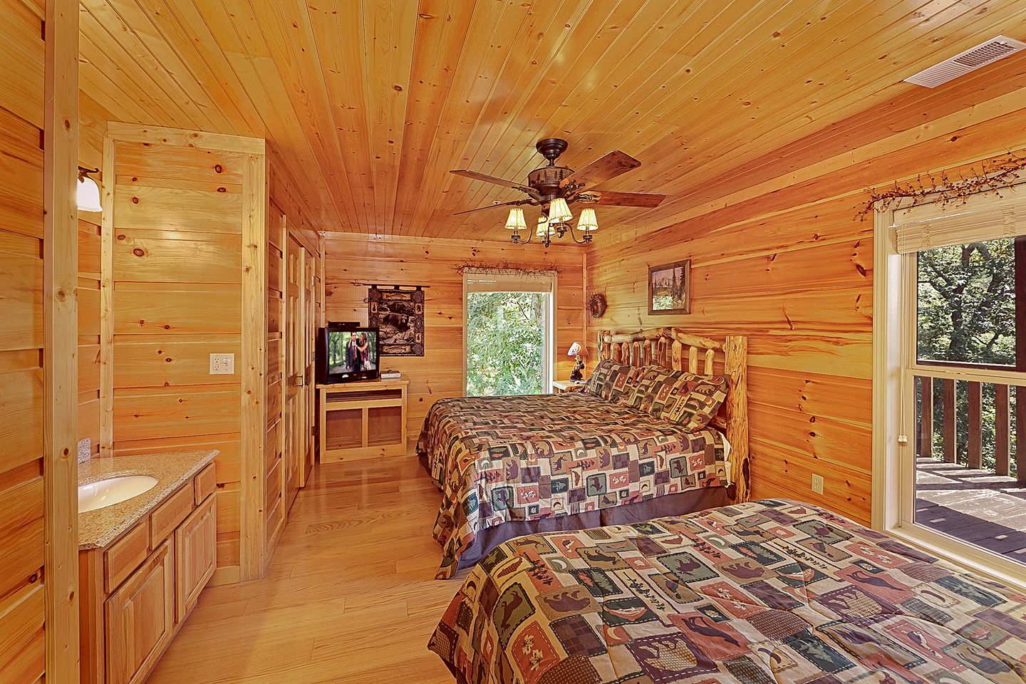 Spacious Cabin near Gatlinburg for a Group Getaway in Tennessee