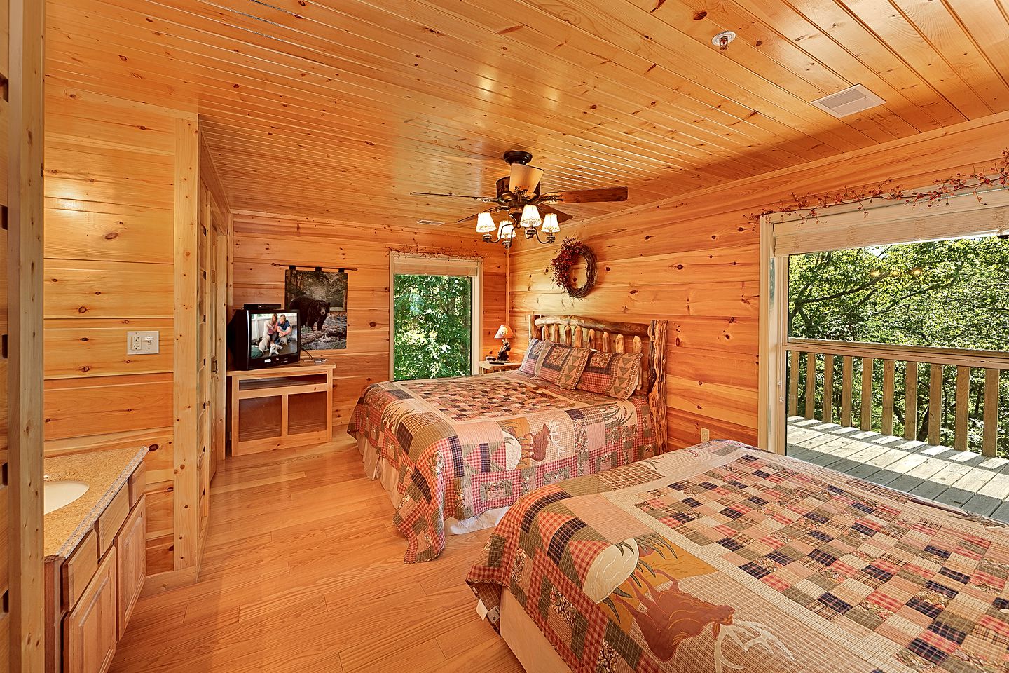 Spacious Cabin near Gatlinburg for a Group Getaway in Tennessee