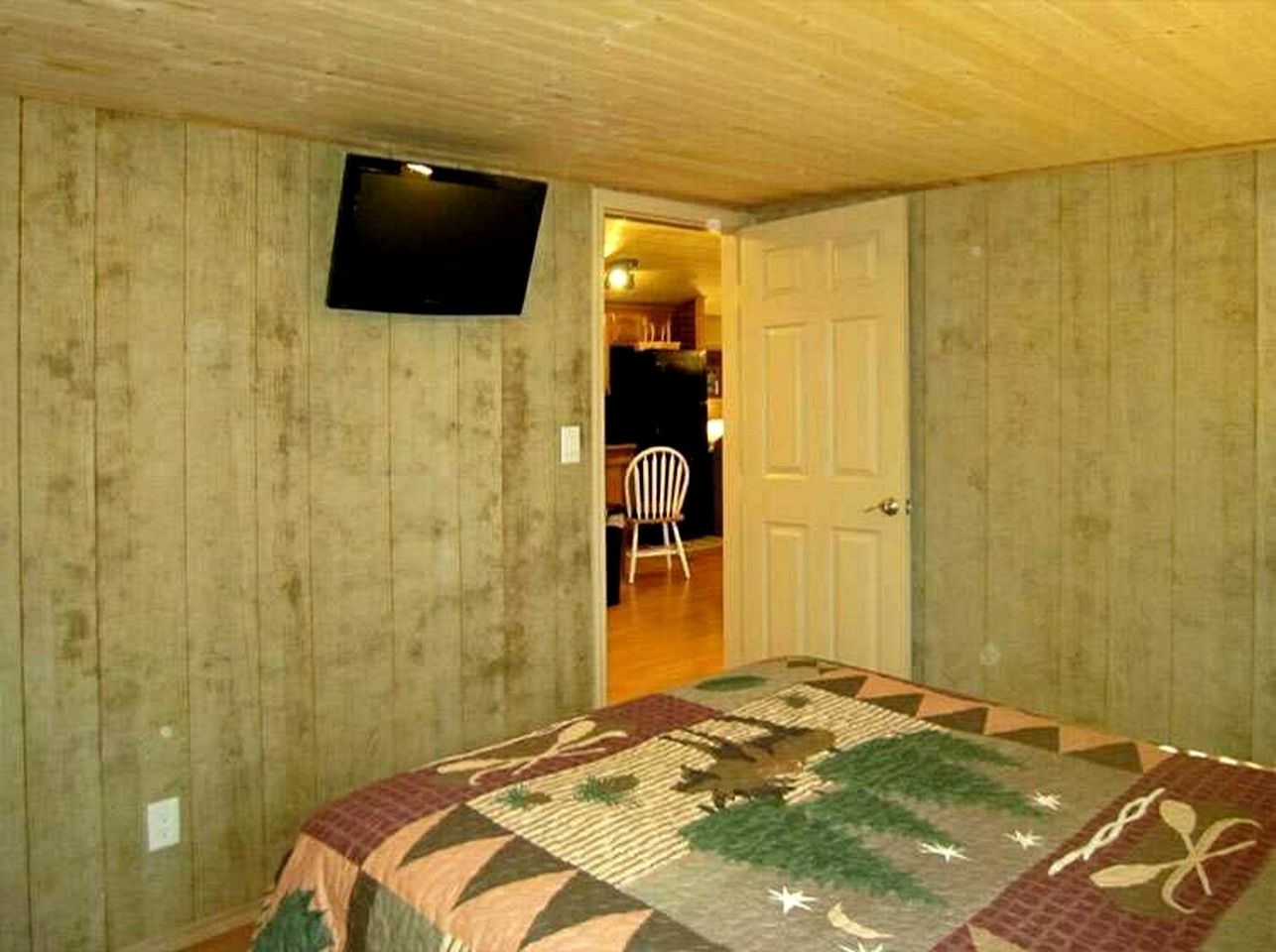 Great Cabin Retreat with BBQ in Inverness, Florida
