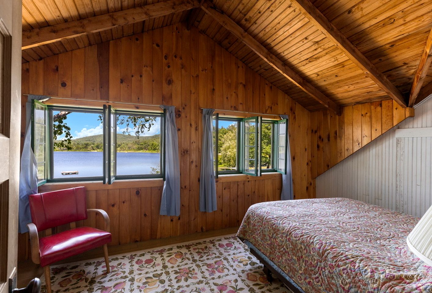 Tranquil Cabin on a Lake with Private Porch near Lebanon, New Hampshire