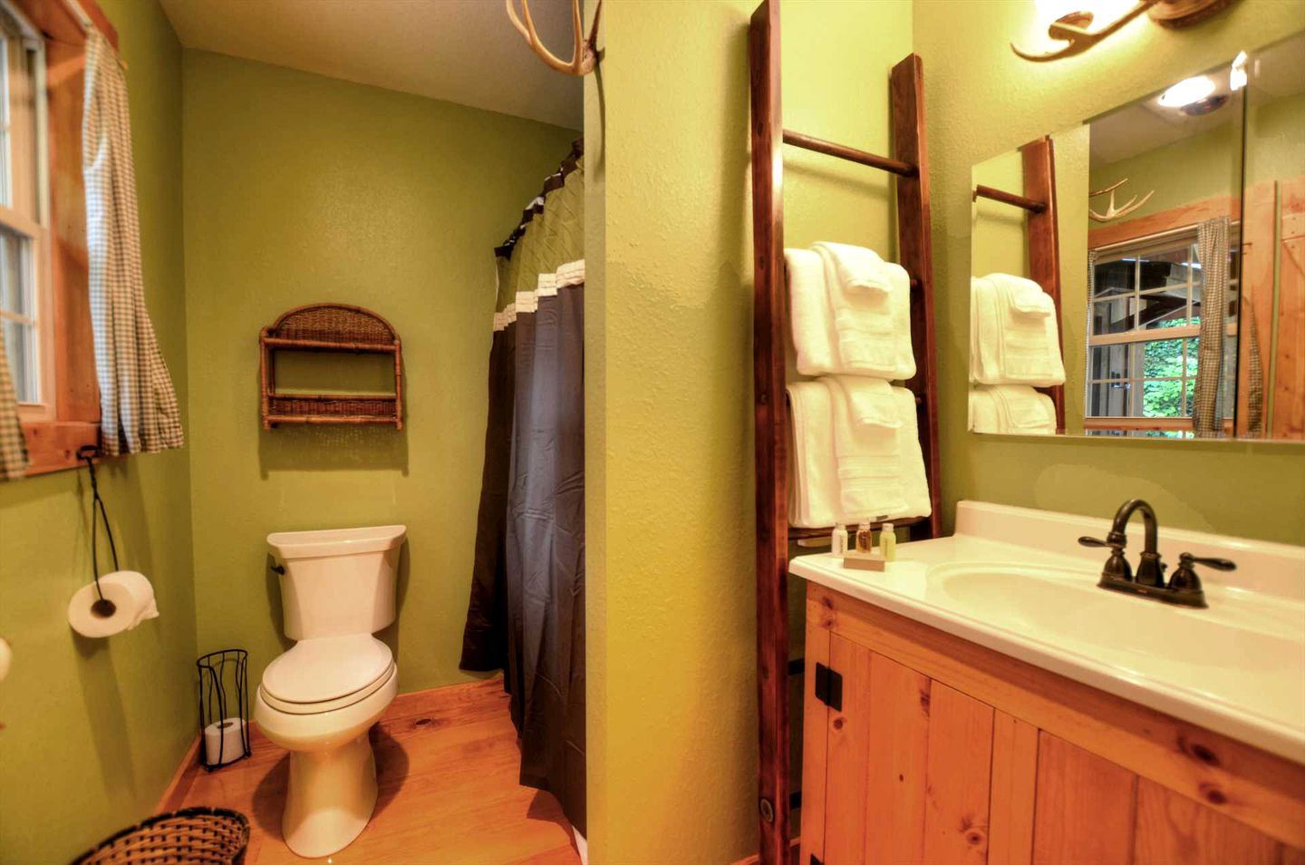 Cozy Cabin with Hot Tub on the Creek in Sylva, North Carolina