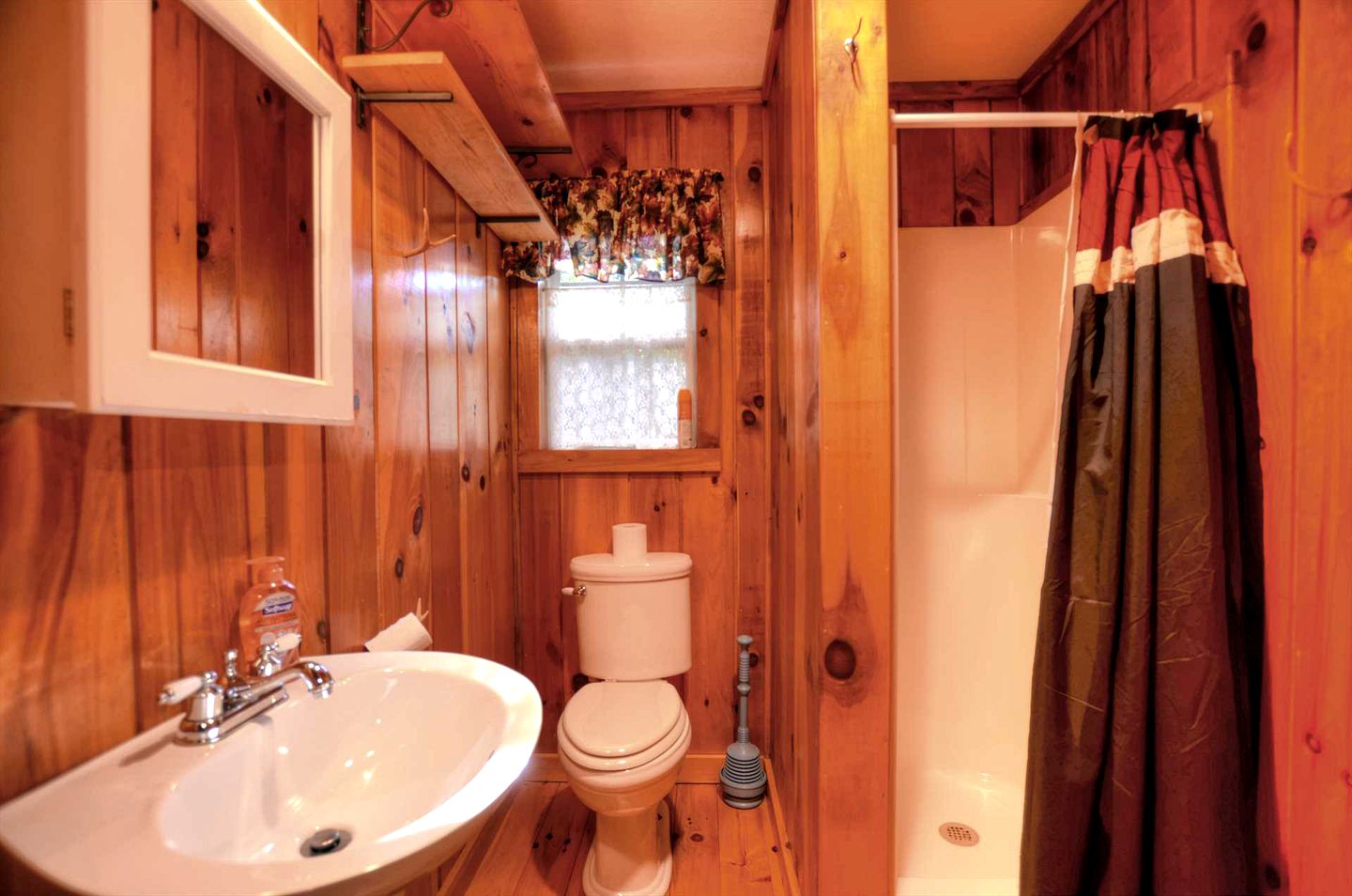 Cozy Cabin with Hot Tub on the Creek in Sylva, North Carolina