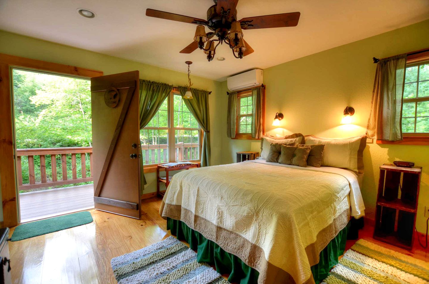 Cozy Cabin with Hot Tub on the Creek in Sylva, North Carolina