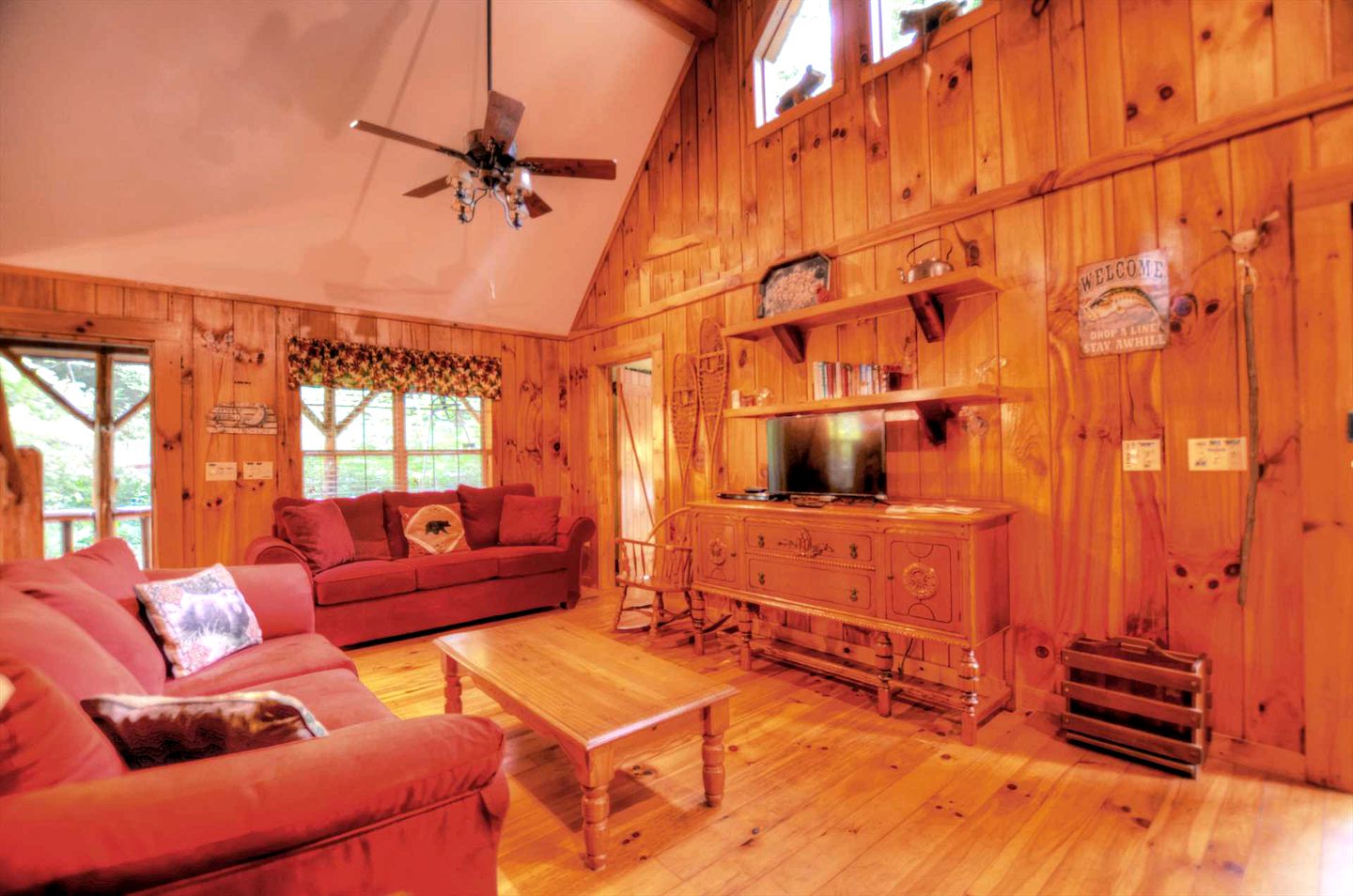 Cozy Cabin with Hot Tub on the Creek in Sylva, North Carolina