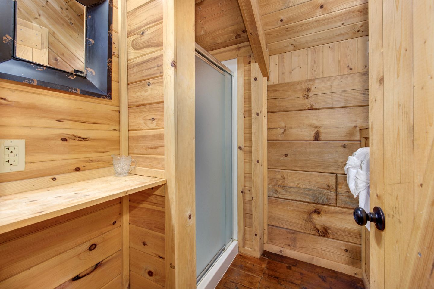 Family-Friendly Mountain Cabin with Jacuzzi in Sevierville, Tennessee