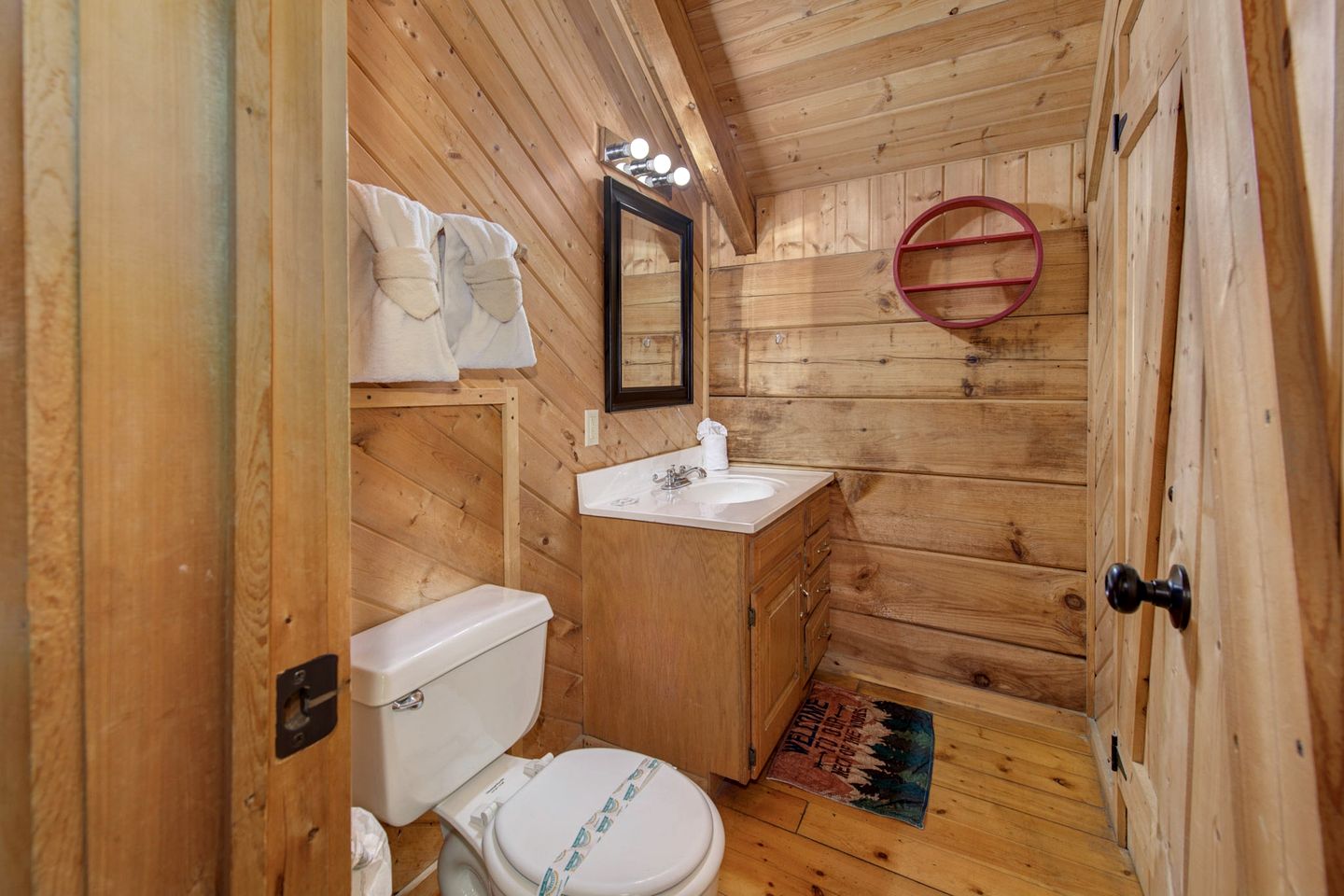 Family-Friendly Mountain Cabin with Jacuzzi in Sevierville, Tennessee