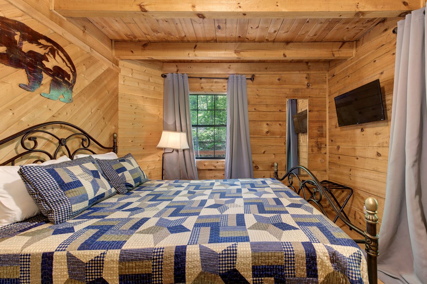 Family-Friendly Mountain Cabin with Jacuzzi in Sevierville, Tennessee