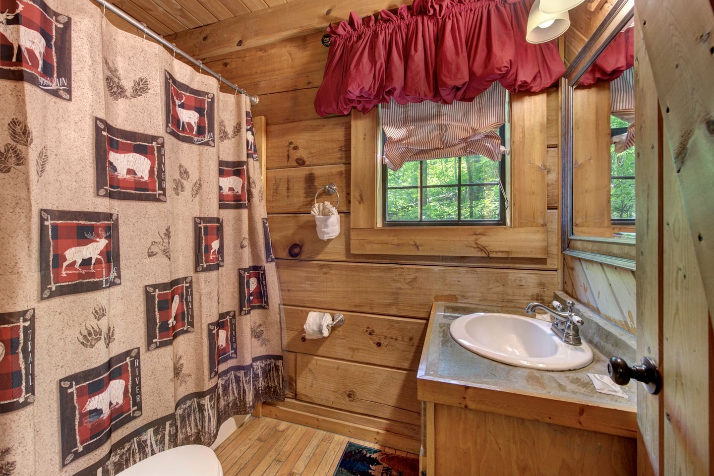 Family-Friendly Mountain Cabin with Jacuzzi in Sevierville, Tennessee