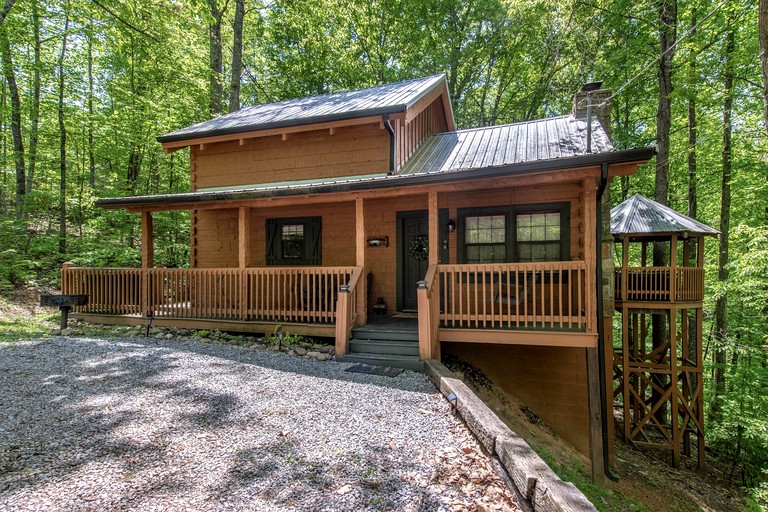 Family-Friendly Mountain Cabin with Jacuzzi in Sevierville, Tennessee