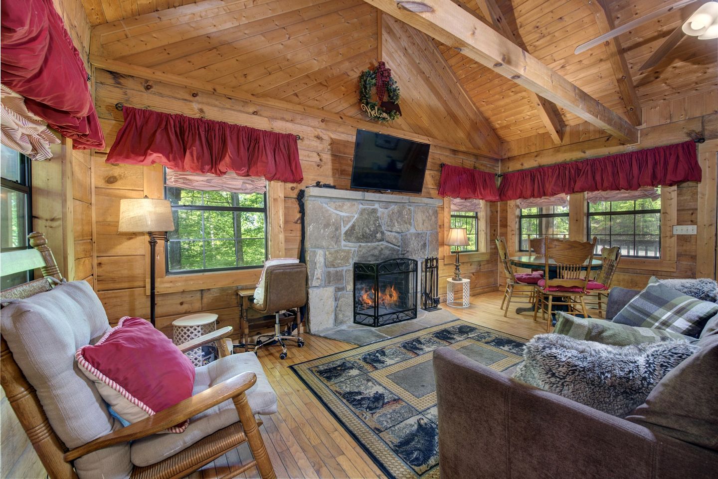 Family-Friendly Mountain Cabin with Jacuzzi in Sevierville, Tennessee
