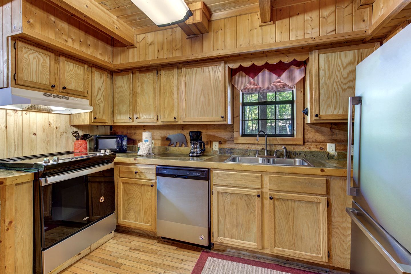 Family-Friendly Mountain Cabin with Jacuzzi in Sevierville, Tennessee