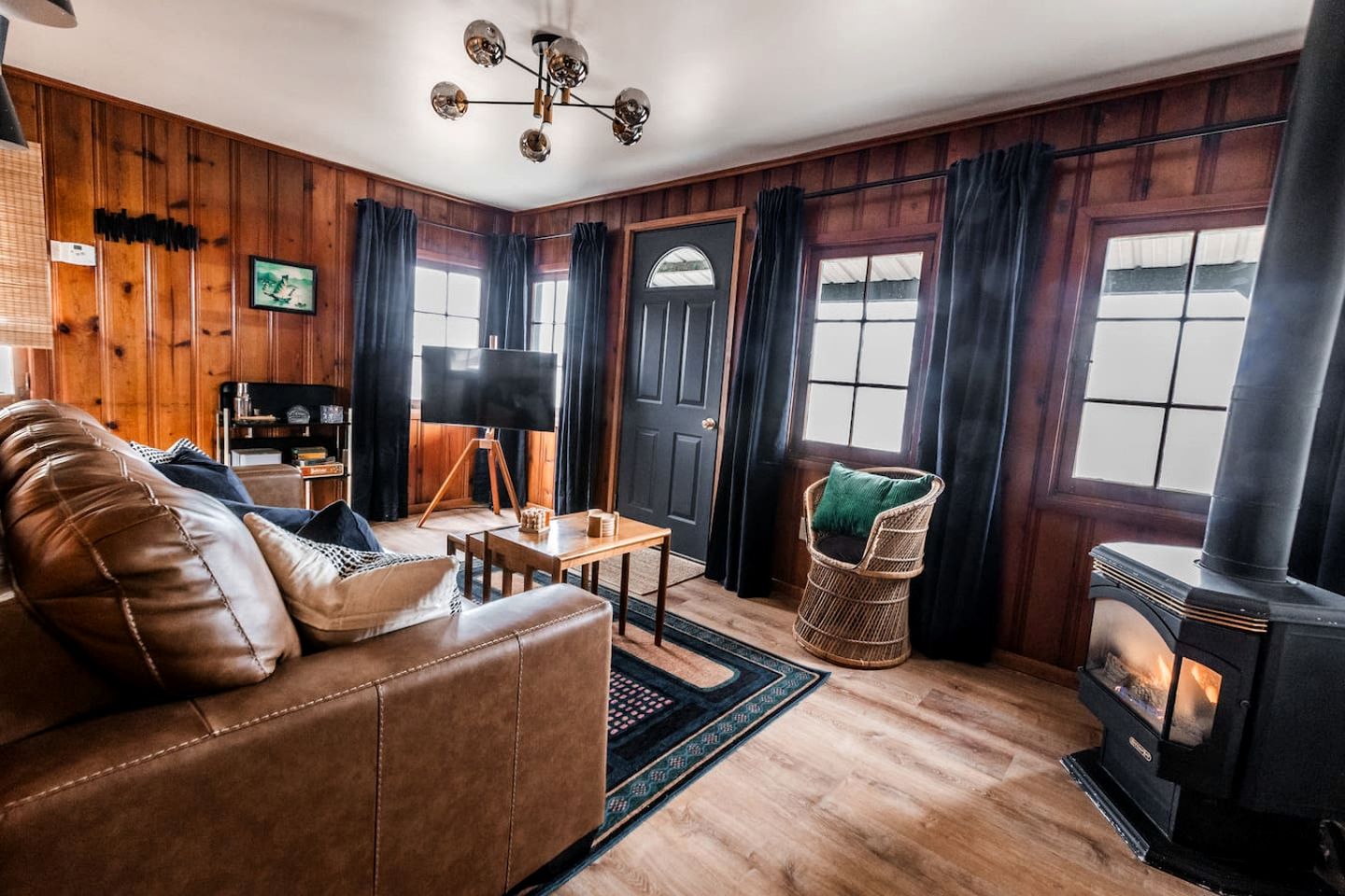 Charming Riverside Cabin Rental on the Outskirts of Bellevue, Iowa