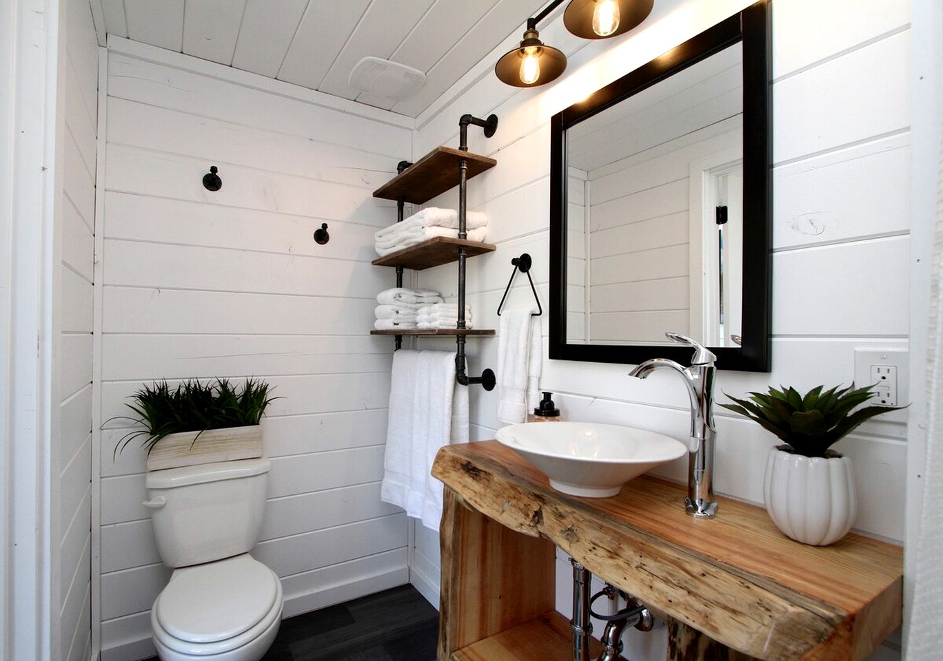 Modern Cabin Rental in the Trees for Luxury Camping in Utah