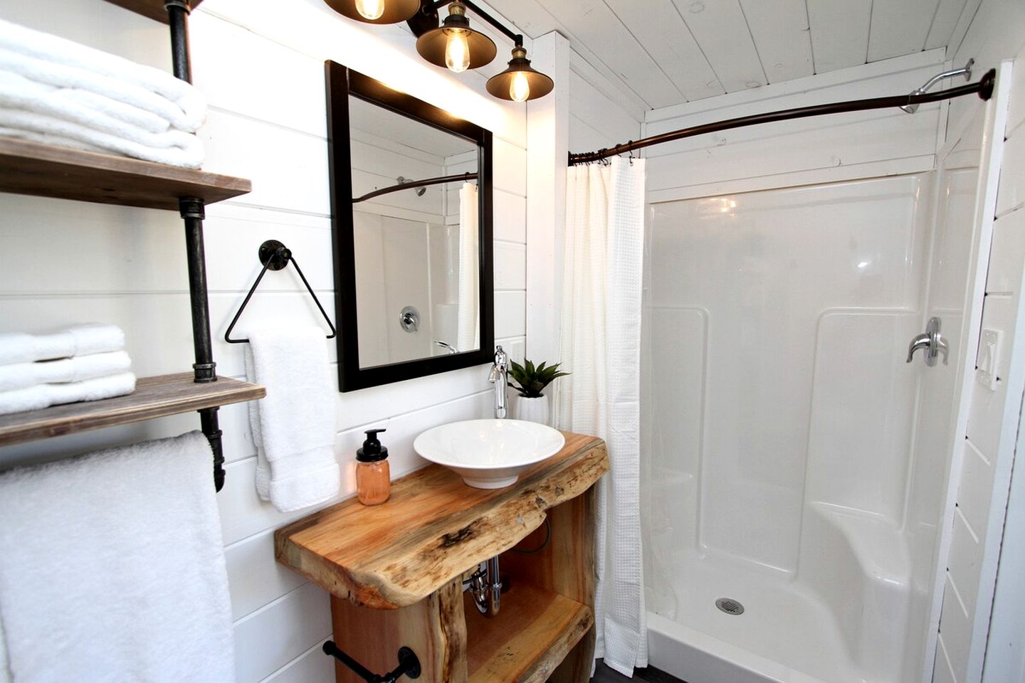 Modern Cabin Rental in the Trees for Luxury Camping in Utah