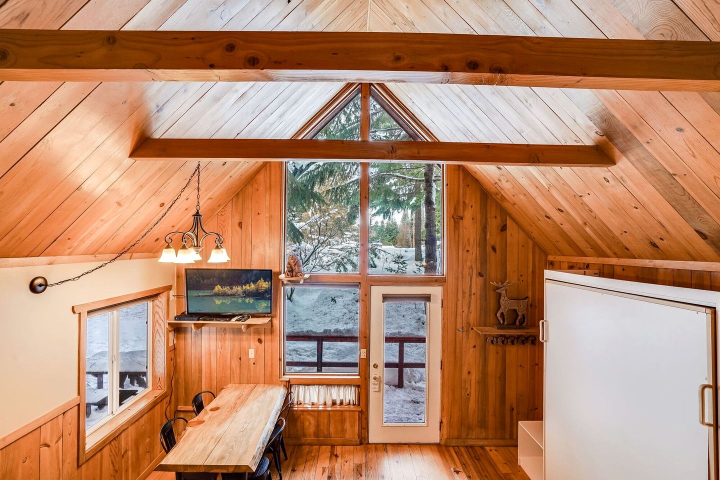 Cozy Cabin Rental with Amazing Hiking and Skiing in the Cascades, Washington