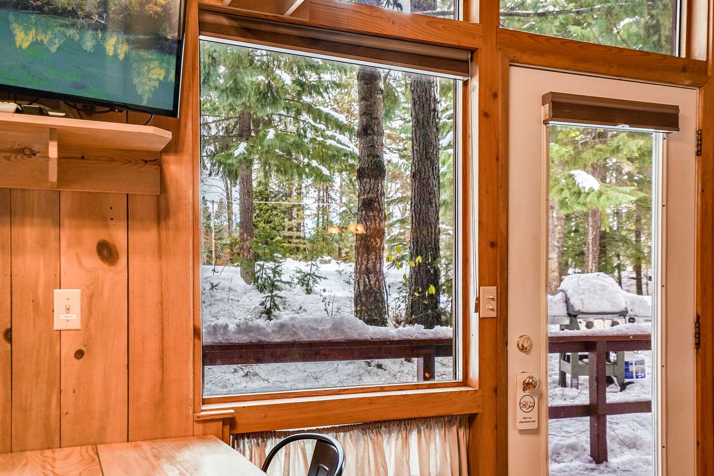 Cozy Cabin Rental with Amazing Hiking and Skiing in the Cascades, Washington