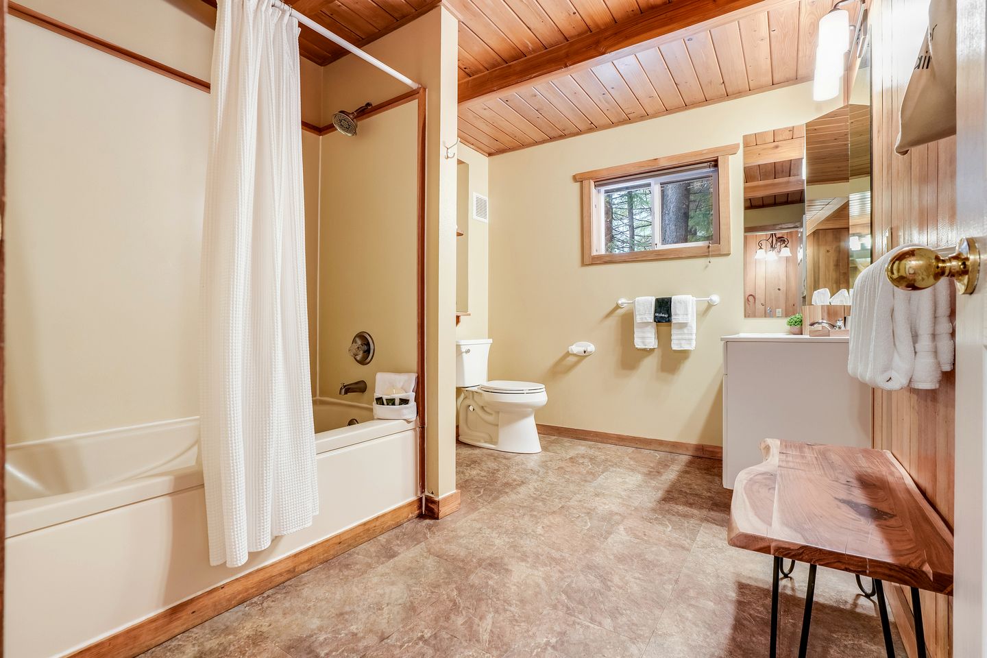 Cozy Cabin Rental with Amazing Hiking and Skiing in the Cascades, Washington