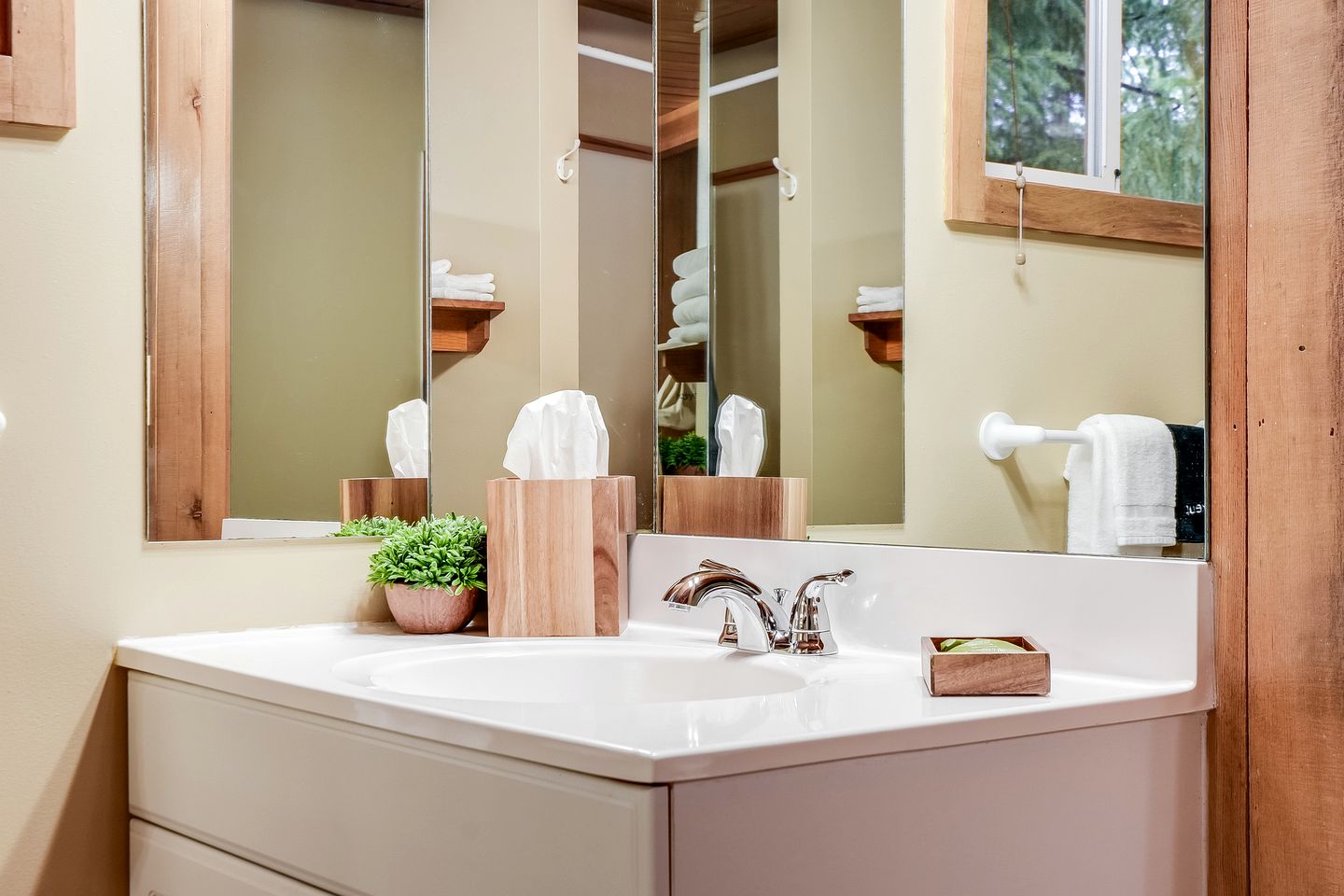 Cozy Cabin Rental with Amazing Hiking and Skiing in the Cascades, Washington