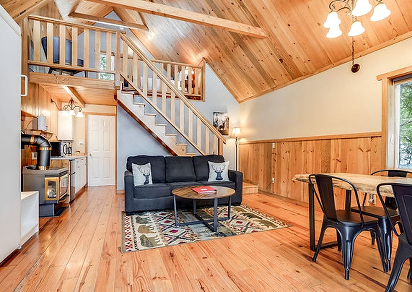 Cozy Cabin Rental with Amazing Hiking and Skiing in the Cascades, Washington