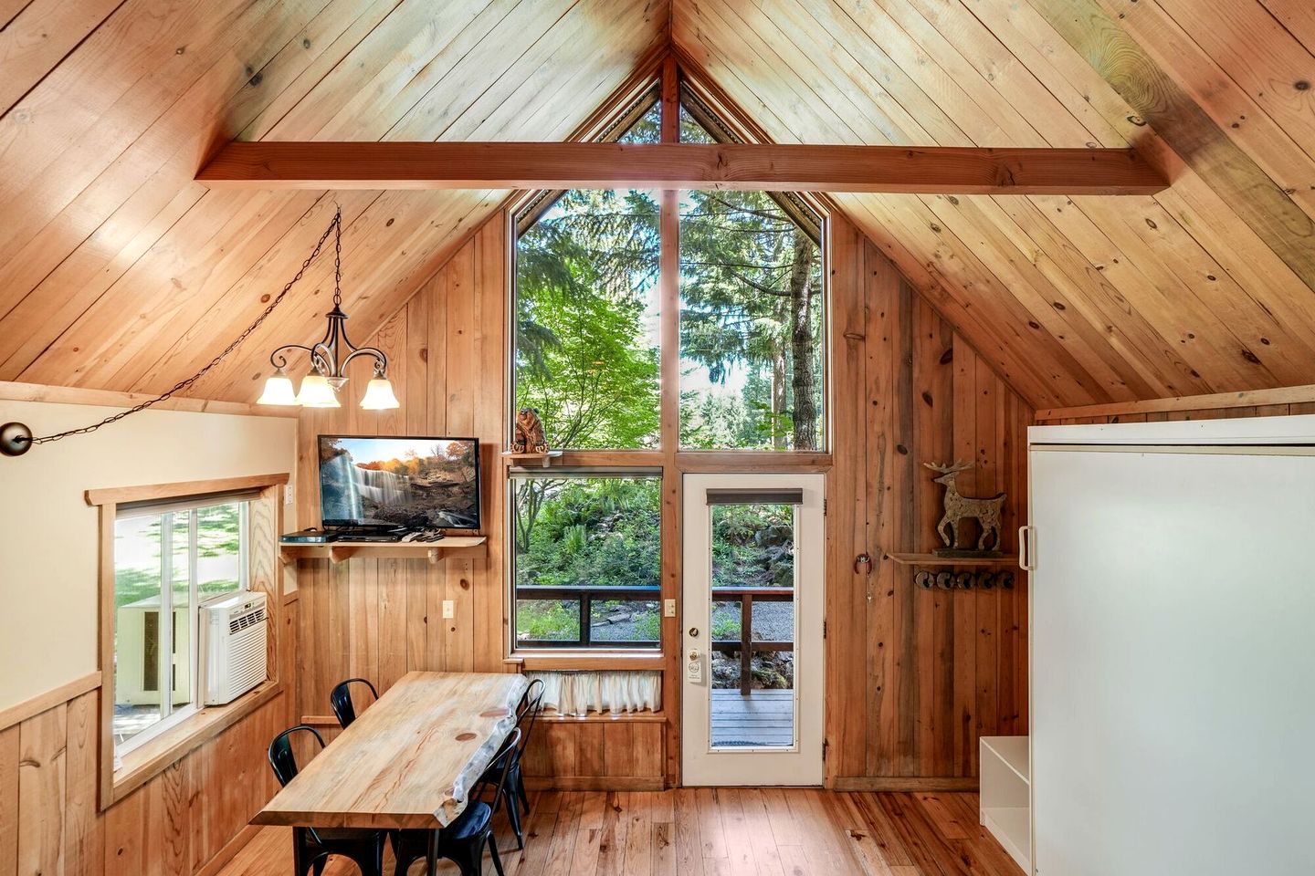 Cozy Cabin Rental with Amazing Hiking and Skiing in the Cascades, Washington