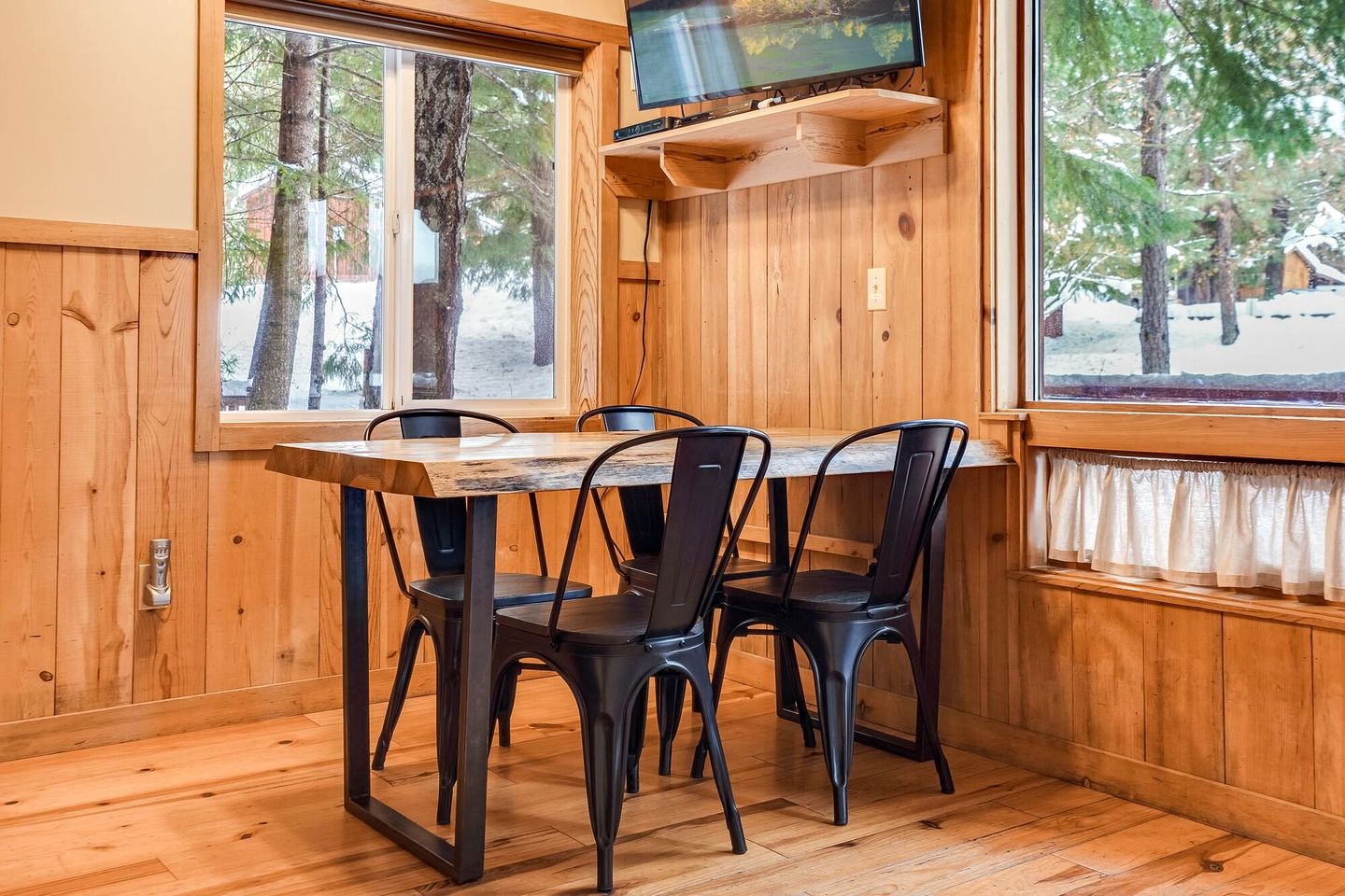 Cozy Cabin Rental with Amazing Hiking and Skiing in the Cascades, Washington