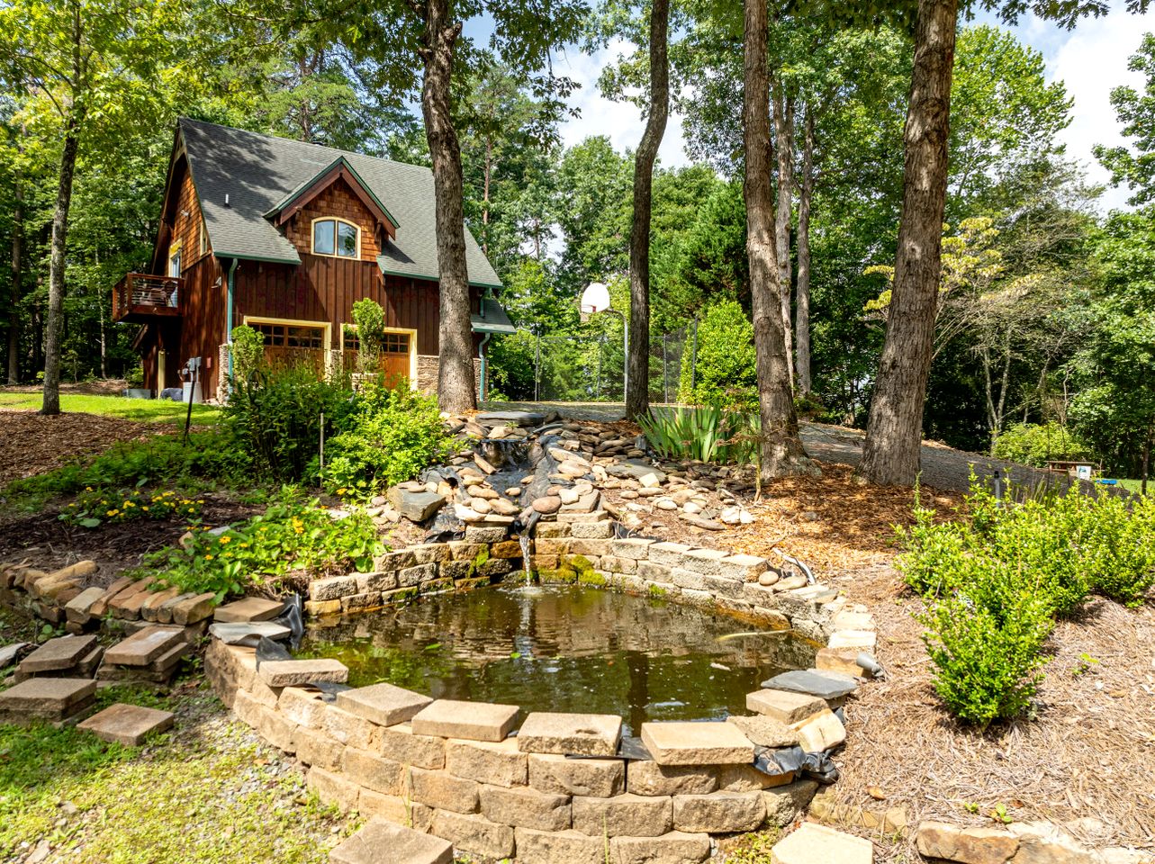 Delightful Cabin Rental with Mountain Views near Chattahoochee National Forest, Georgia