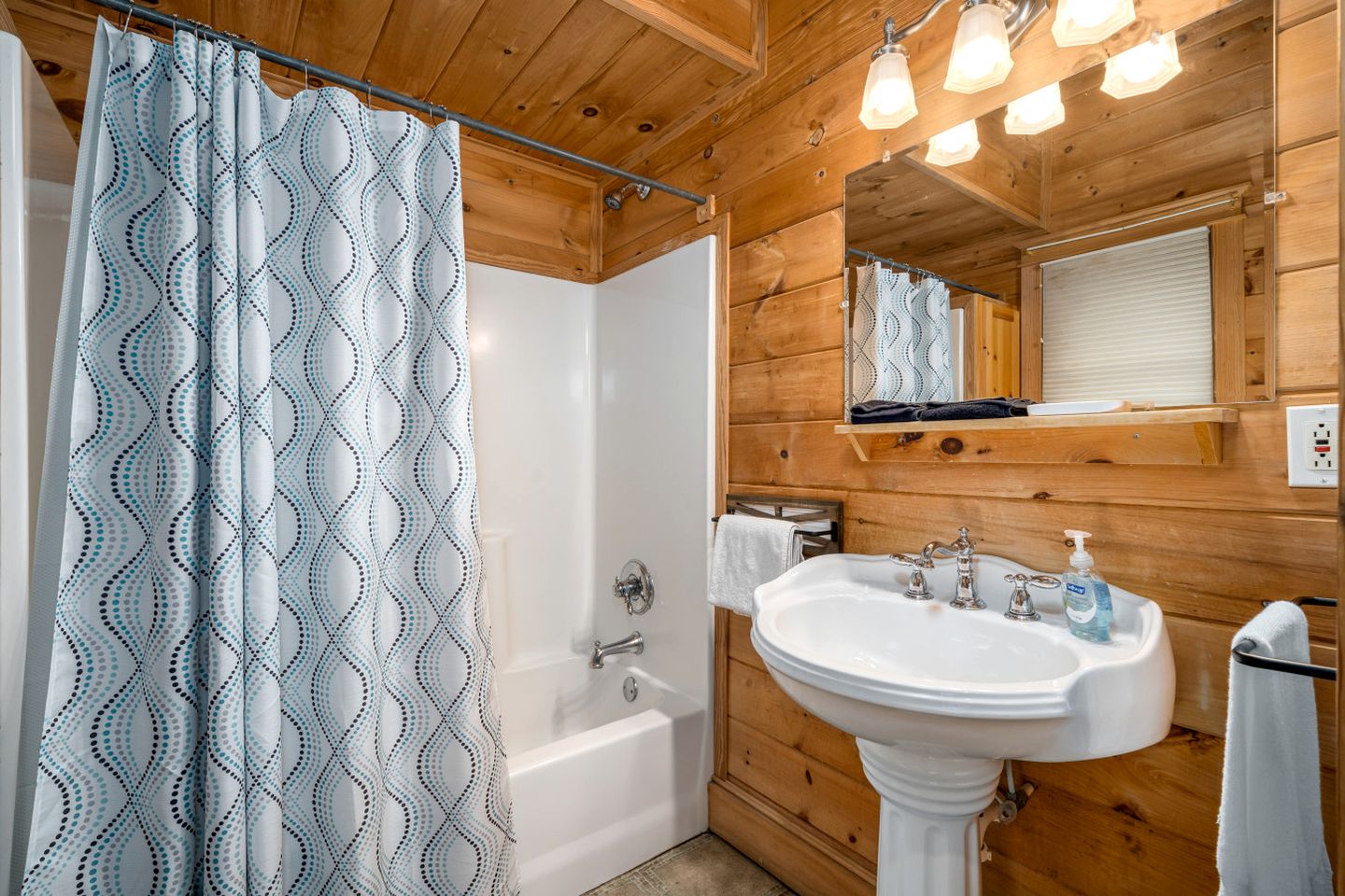 Delightful Cabin Rental with Mountain Views near Chattahoochee National Forest, Georgia