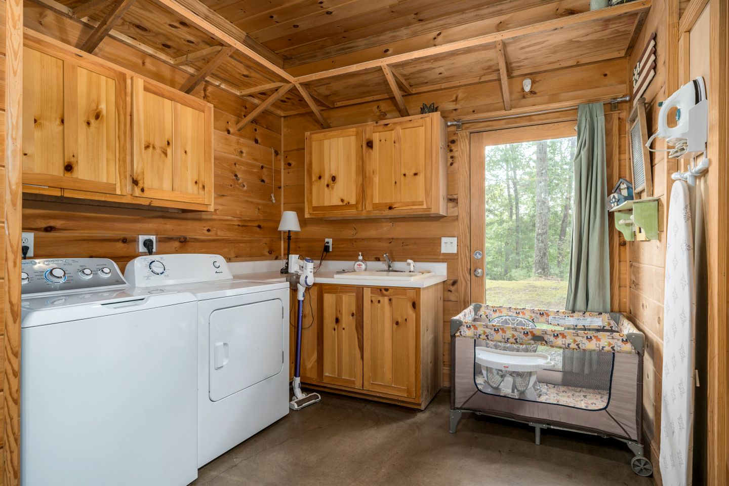 Delightful Cabin Rental with Mountain Views near Chattahoochee National Forest, Georgia